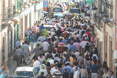 Multitudinario funeral por las víctimas de la explosión de Benacazón