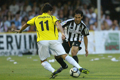 Sendoa, del Cartagena, tras de eludir a Etxeita.