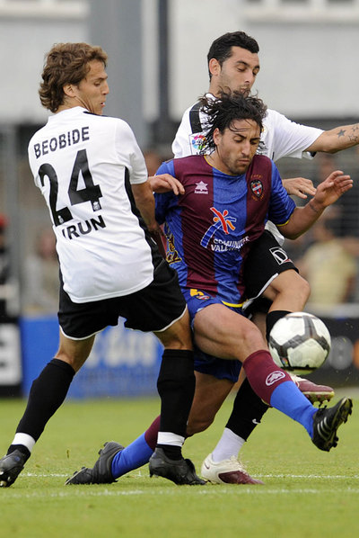 Miguel Pérez, del Levante, trata de internarse.