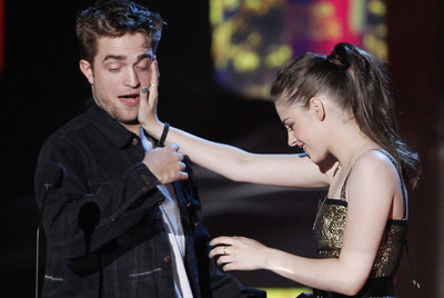 Robert Pattinson y Kristen Stewart, poco antes de besarse.