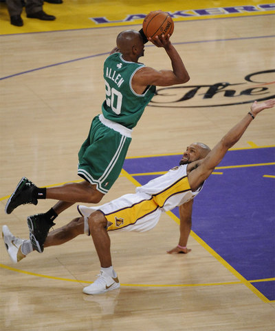 Ray Allen lanza a canasta ante Derek Fisher.
