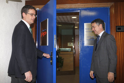 Antonio Basagoiti (izquierda) recibe al presidente del PNV, Iñigo Urkullu, en la sede del PP.