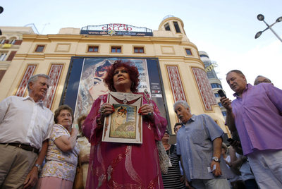 Sara Montiel, ante el cine Callao donde ayer se reestrenó  La Violetera .