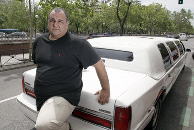 Juan Carlos Liévano, junto a una de las limusinas del negocio que tiene desde hace 12 años.