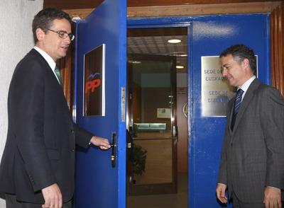 Basagoiti (izquierda) abre a Urkullu la puerta de la sede del PP en Bilbao antes del comienzo de su reunión de ayer.