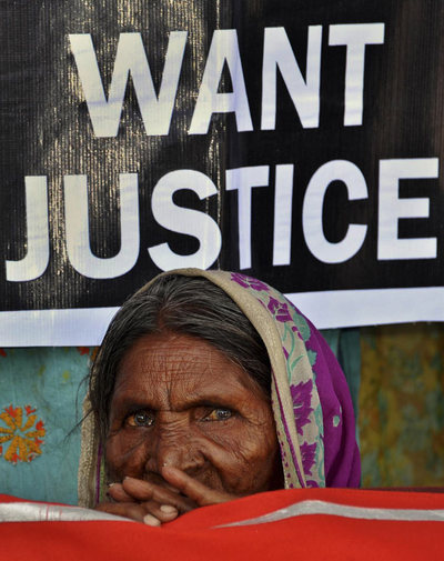 Una mujer espera el veredicto ante el tribunal en Bhopal.
