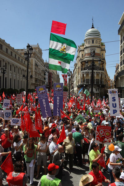 Miles de empleados públicos claman contra los recortes