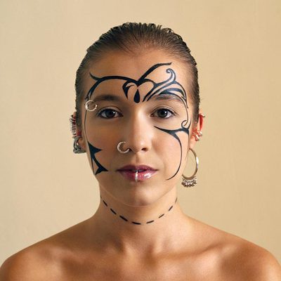  Comercio justo de cabezas , de Mara Thereza Alves.