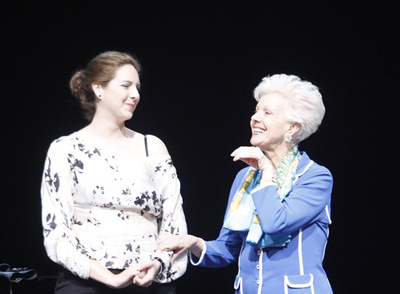 La soprano Raina Kabaivanska (a la derecha) da indicaciones a una de sus alumnas en la clase de ayer.