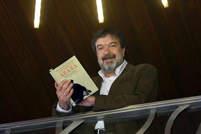 Miguel Ángel Villena, con su libro,  Ciudadano Azaña .  Biografía del símbolo de la II República,  ayer en Valencia.