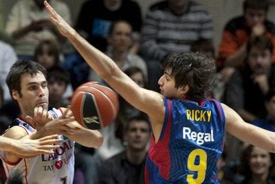 Ricky Rubio trata de interceptar un pase de San Emeterio en un partido de la fase regular de la ACB.