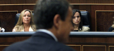 El presidente Rodríguez Zapatero, durante la sesión de control. Al fondo, las ministras González-Sinde, Jiménez, Corredor y Aído.