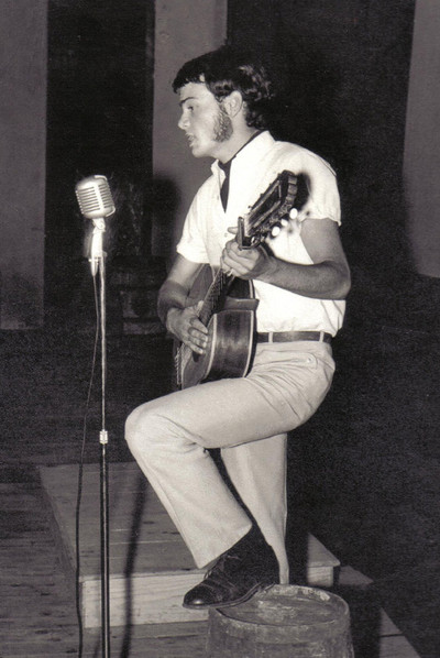 Andrés Lapique Dobarro, en una fotografía cedida por su hija e incluida en  50 anos de pop, rock... 