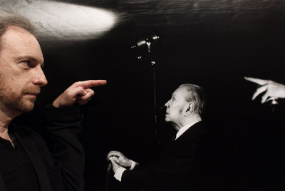 Mordzinski junto a la fotografía de Borges que tomó en 1978.