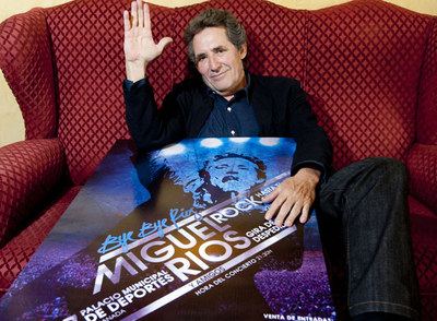 Miguel Ríos, cubierto con el cartel de su gira, ayer en Granada.
