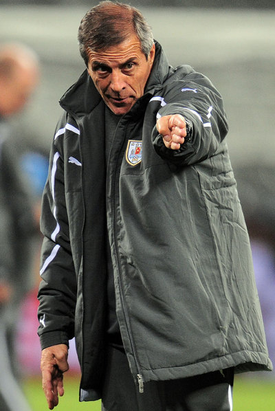 Óscar Tabárez da instrucciones a sus jugadores.