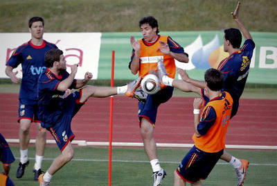 Mata, Capdevila y Busquets pelean un balón en el último entrenamiento antes de viajar a Sudáfrica.