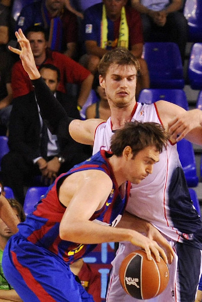 Lorbek intenta eludir a Splitter.