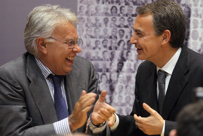 Felipe González y José Luis Rodríguez Zapatero, en el homenaje a Pablo Iglesias.