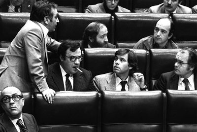 Nicolás Redondo, de pie, junto a Peces-Barba y Felipe González. Detrás, Ciriaco de Vicente y Joaquín Almunia. En primer término a la izquierda, Calvo-Sotelo, en 1979.