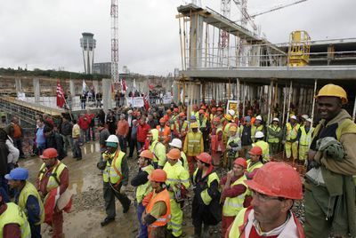 Los obreros de Lavacolla plantan el tajo