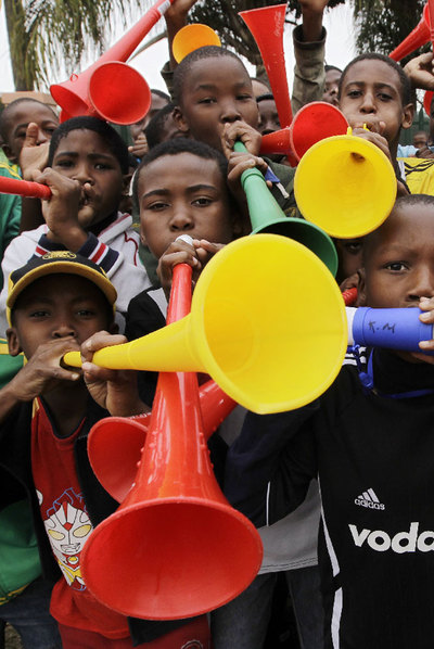 Niños animando con sus  vuvuzelas. 