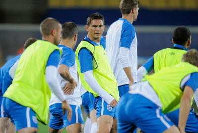 Lampard, en medio de varios jugadores de la selección inglesa, ayer en Rustenburgo.