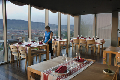 Comedor de Portal de Descalzos. Abajo, presa de cerdo blanco con patatas monalisa del Pirineo navarro y rúcula.