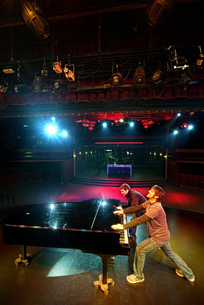 David y, en segundo plano, José Muñoz (Estopa), en la sala Luz de Gas de Barcelona.