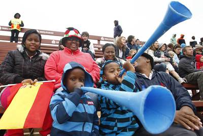 Niños con  vuvuzelas  en el entrenamiento de España.