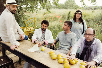  De izquierda a derecha, aparecen Martín López-Vega junto a Antonio Lucas (camisa y americana de L'Habilleur y pantalón By Basi), Javier Rodríguez Marcos (camisa de Armand Basi y pantalón By Basi), Elena Medel (vestido azul Tsumoda, pantalón de Tommy Hilfiger y sombrero de L'Habilleur) y Lorenzo Plana (camisa de lino lila de Hartford, tejano de Lacoste y fular de L'Habilleur). 