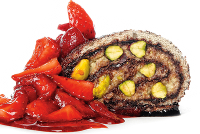 Brazo de gitano con nutella, fresas y 'mousse' de pistacho