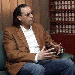 Aníbal Gaddafi, izquierda, durante una visita en prisión al empresario Max Göldi, en marzo.