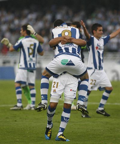 Agirretxe se abraza a uno de sus compañeros.