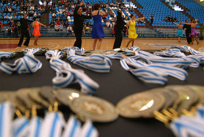 Varias parejas compiten en la modalidad de baile deportivo en el pabellón de A Malata.