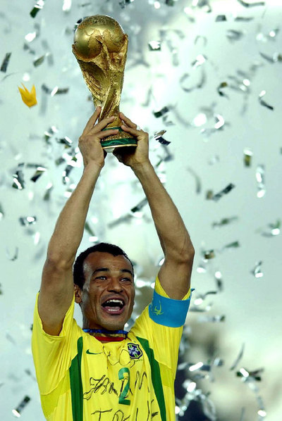 Cafú levanta la Copa del Mundo en 2002.