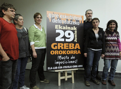 Ainhoa Etxaide del LAB y Adolfo Muñoz, de ELA junto al cartel, con los representantes de ESK, STEE-EILAS, HIRU y EHNE.