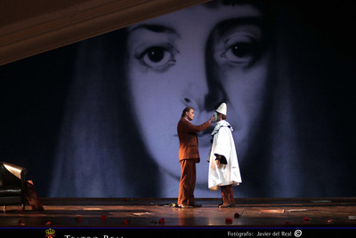 Klaus Florian Vogt (izquierda) y Lucas Meachem, en  Die tote stadt. 