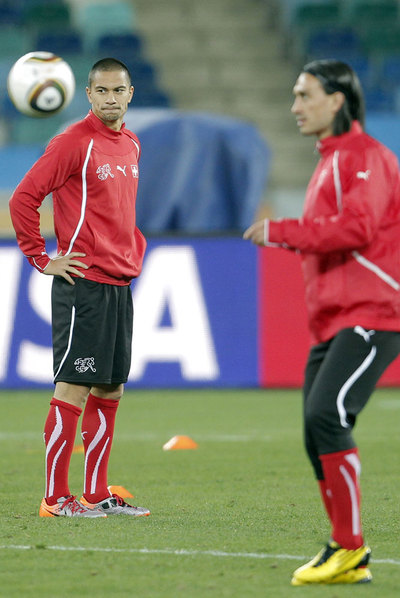 Inler y Yakin, ayer en la sesión preparatoria de Suiza.