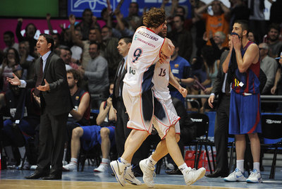 Marcelinho celebra la decisiva canasta de San Emeterio.