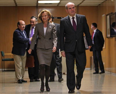 Elena Salgado camino junto al vicepresidente de Política Territorial, Manuel Chaves, ayer en la reunión con las comunidades.