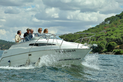 Esperanza Aguirre durante el recorrido en lancha por el pantano de San Juan.
