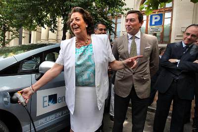 Las cabinas, nuevas 'gasolineras' del coche eléctrico