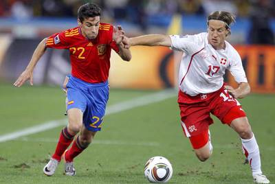 Navas desborda al lateral suizo Ziegler.