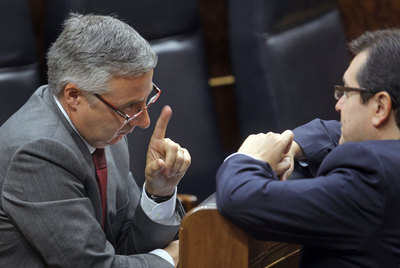 José Blanco habla con el diputado de CIU Jordi Jané en el Congreso.