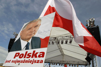 Un cartel electoral de la campaña de Jaroslaw Kaczynski, con el lema 