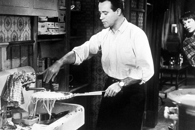 Jack Lemmon y Shirley MacLaine, en la inolvidable secuencia de los espaguetis de la película  El apartamento  , de Billy Wilder. rnDibujo preparatorio para los decorados de  El apartamento .