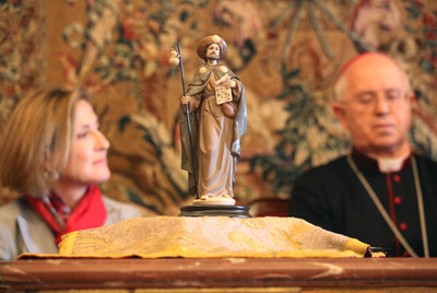 Rosa Lladró, presidenta de la empresa valenciana, y el arzobispo Julián Barrio flanquean la nueva figura en la rueda de prensa.rn Santiago apóstol  y  El peregrino de Santiago , piezas de 1993 y 1999.