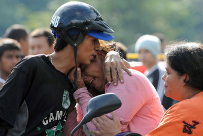 Familiares de una de las víctimas de la explosión en una mina de Amagá, en el noreste de Colombia.