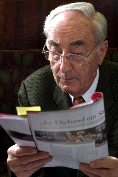 Hans Dichand, con un ejemplar del  Kronen Zeitung,  en 2003.